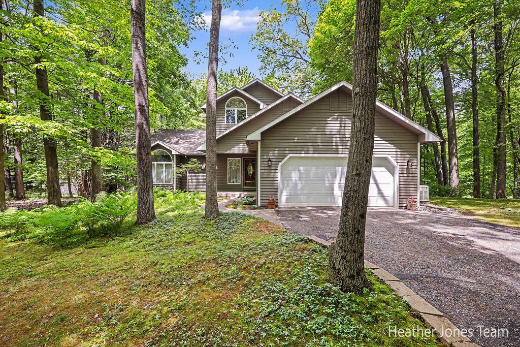 10288 Hathaway Drive, Eureka township