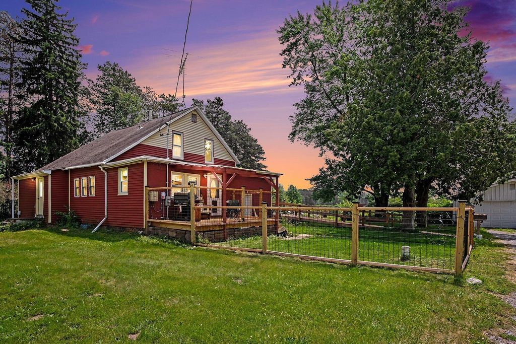 11539 Apple Avenue, Moorland township