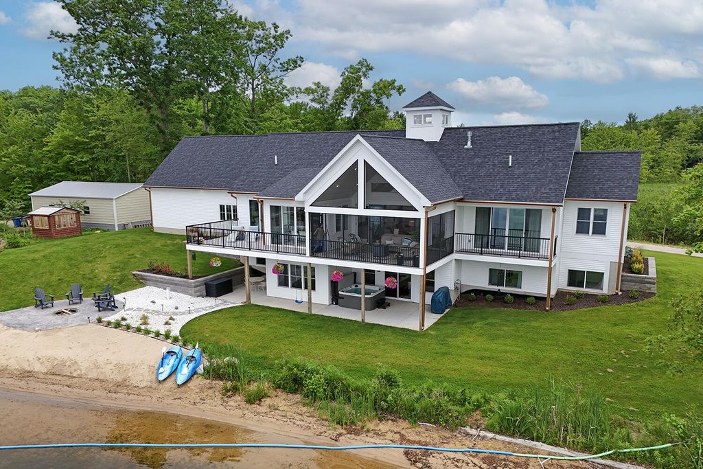 17463 E Suwanee Trail, Winfield township