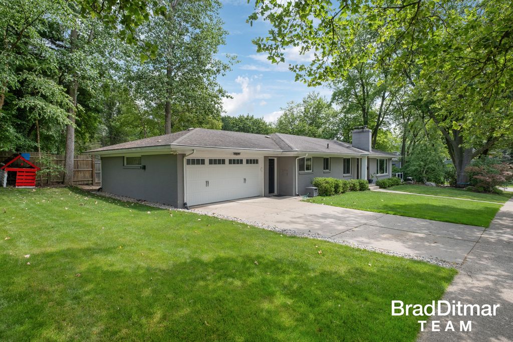 1350 Lake Grove Avenue Se, East Grand Rapids city