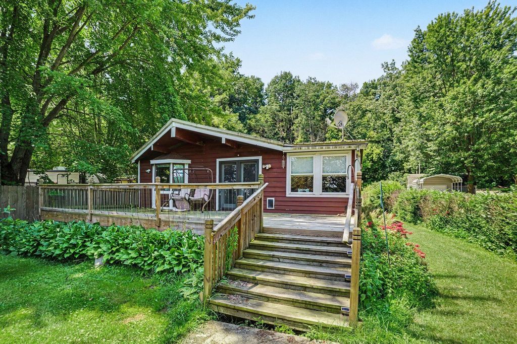 3124 Weicks Drive, Hopkins township