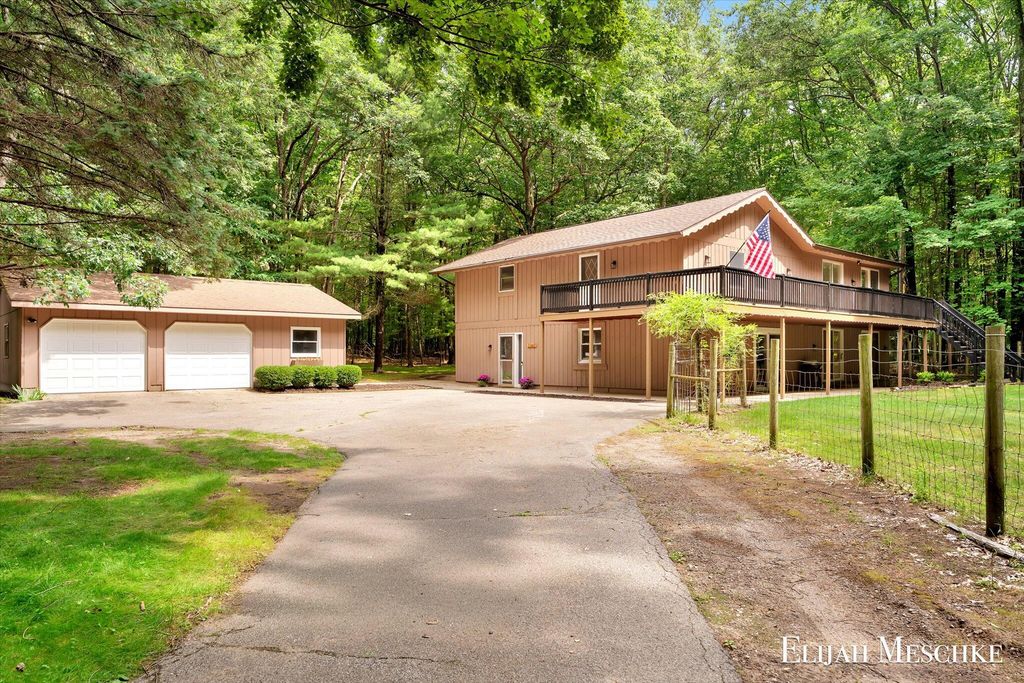 1160 Scenic Drive, Laketon township