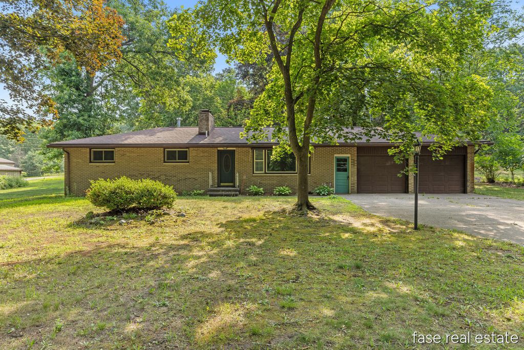 7676 Courtland Drive Ne, Cannon township