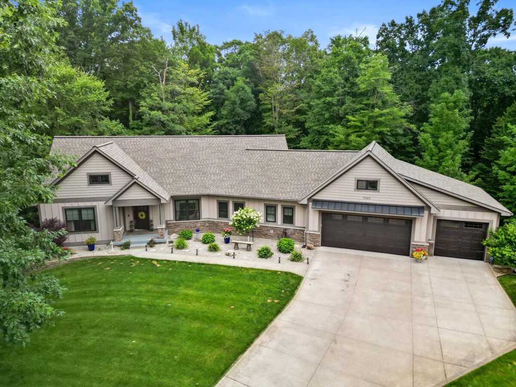 13368 Lilypine Drive, Tallmadge charter township