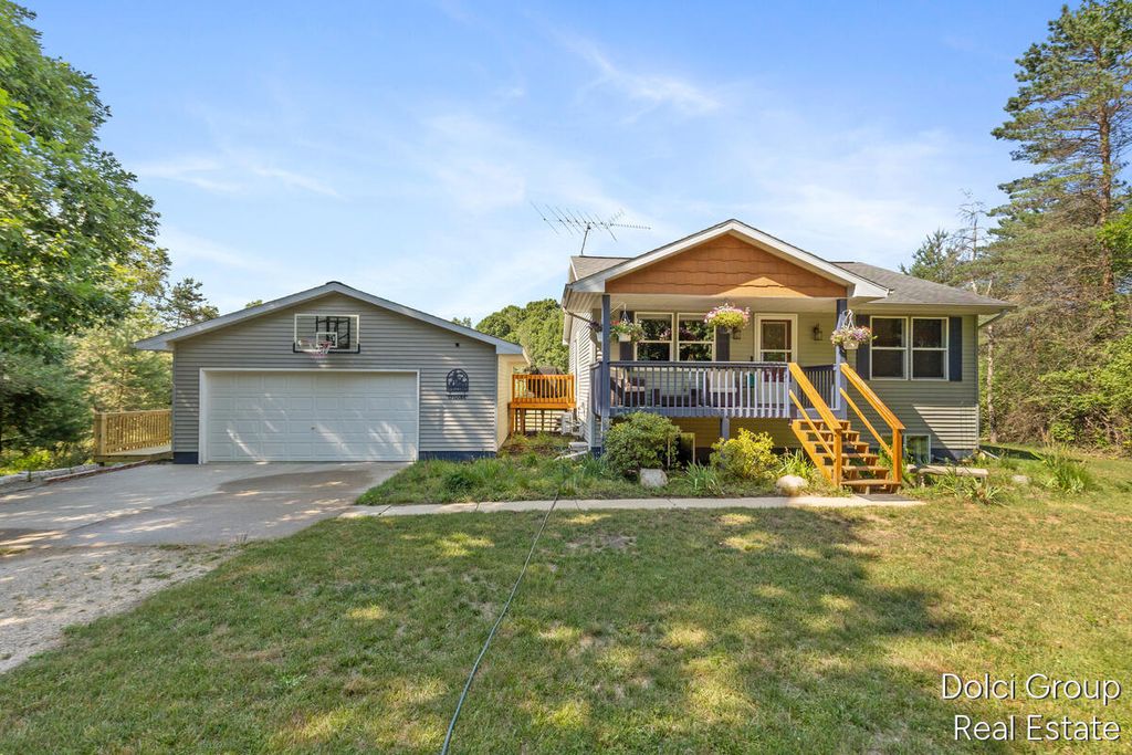 11778 Red Feather Lane, Morton township