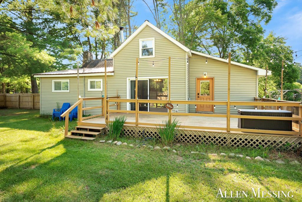 769 S Pine Avenue, Everett township