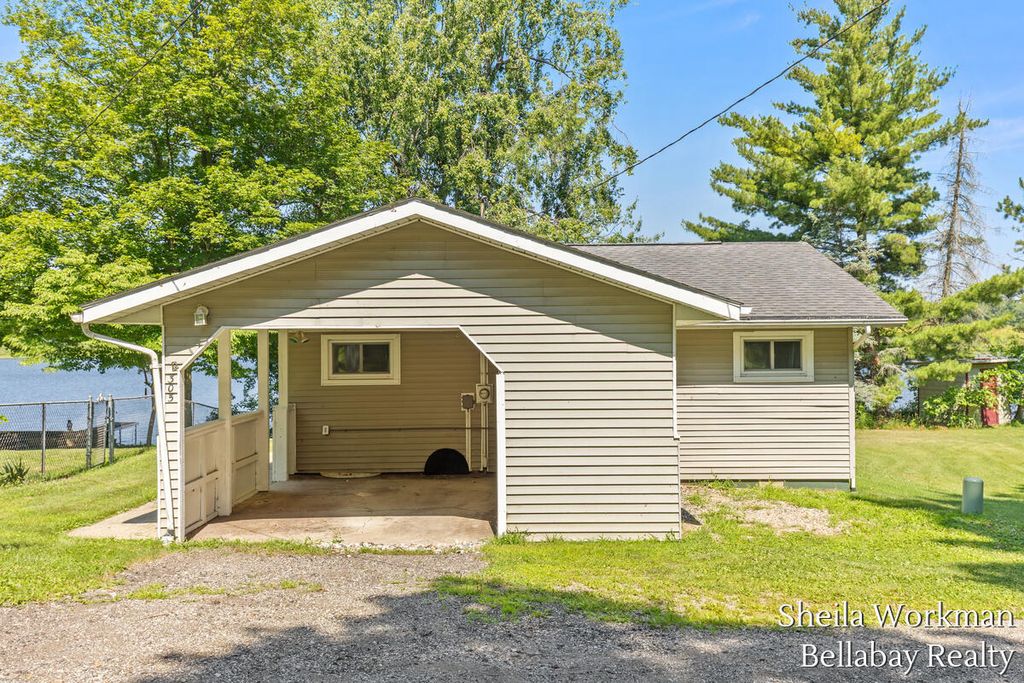 305 Clear Lake Drive, Baltimore township