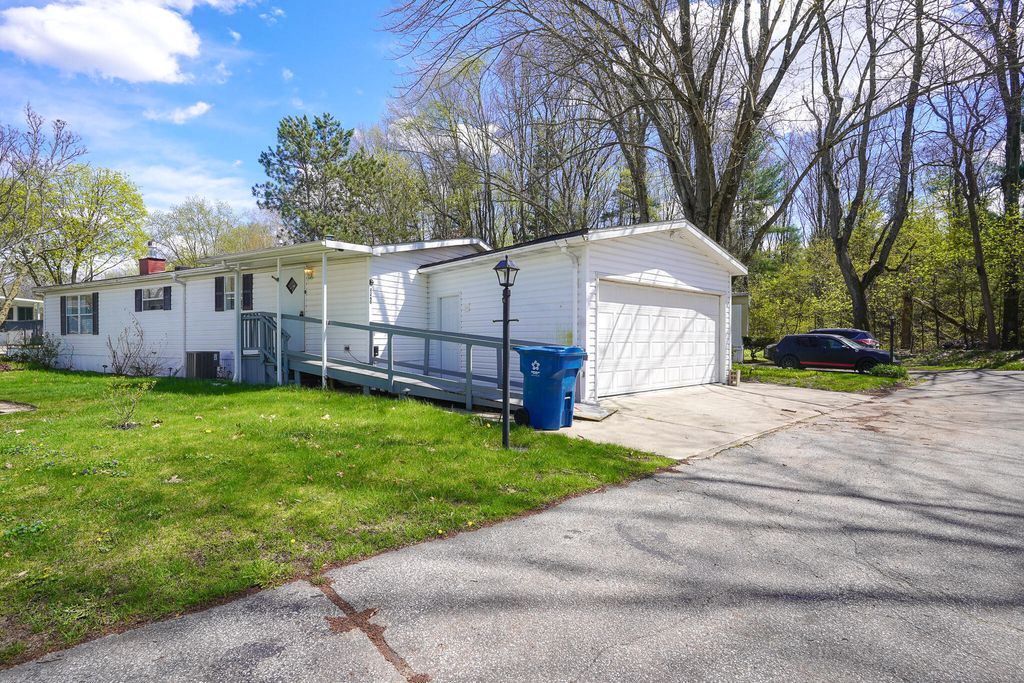8260 Earls Court, Alamo township