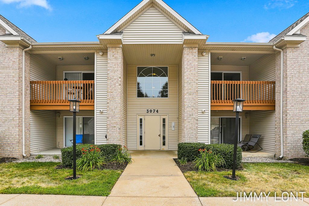 3074 W Crystal Waters Drive Unit: 8, Holland