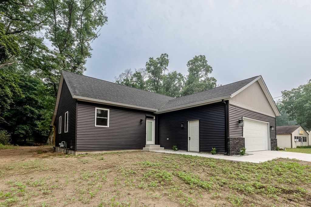 8187 Holton Road, Holton township