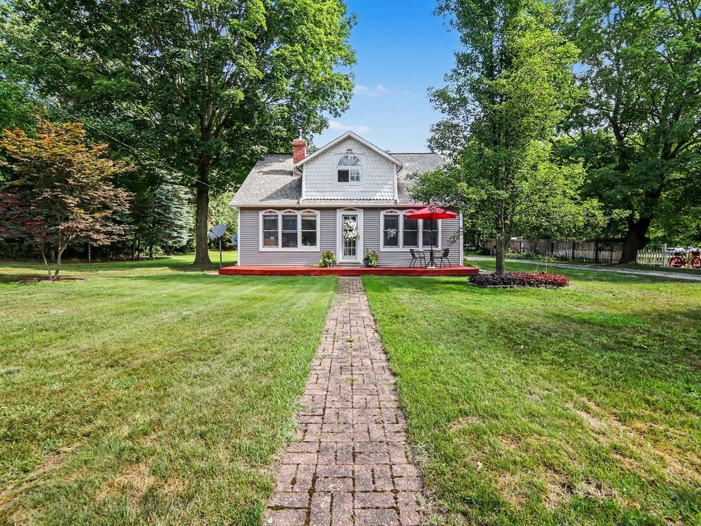 2620 Middle Lake Road, Dalton township