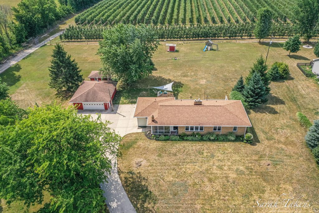 362 Broman Street Ne, Algoma township