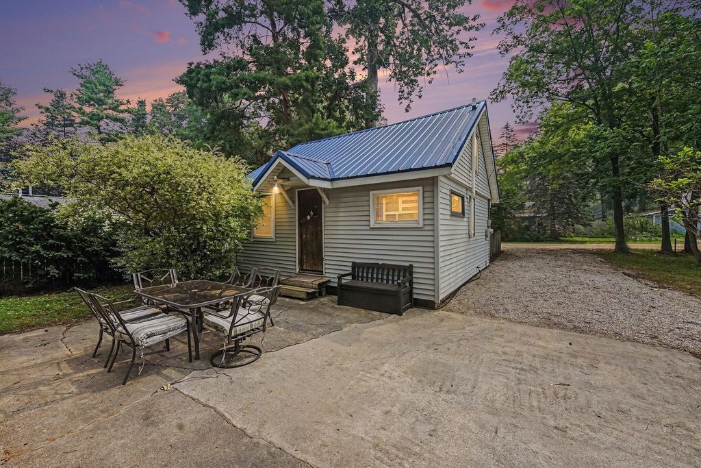 2644 Lansing Street, Crystal township