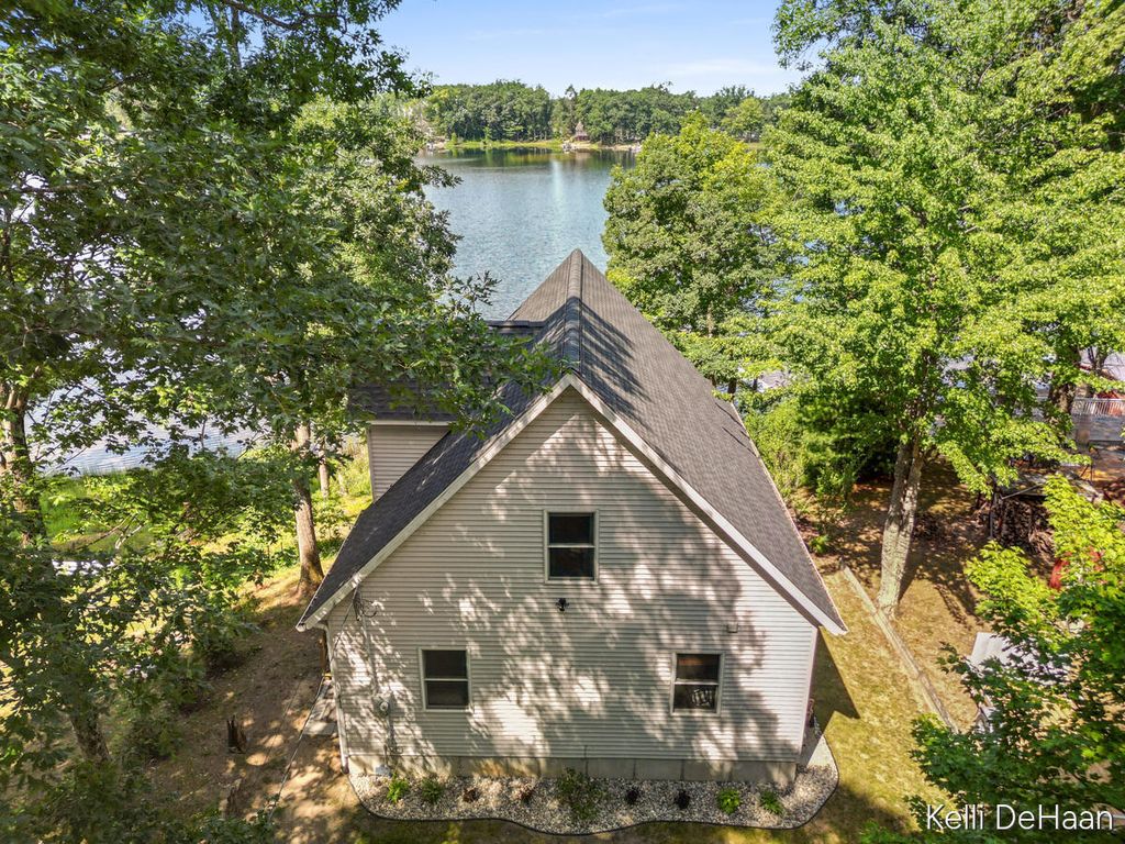 12045 N Lake Avenue, Lilley township
