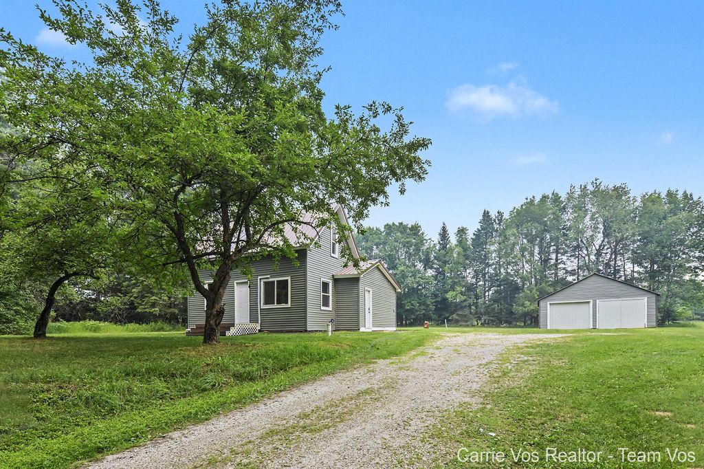 3251 E 46 Road, Cherry Grove township