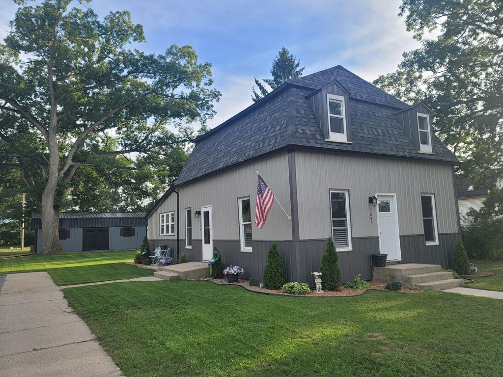 1096 E James Street, White Cloud city