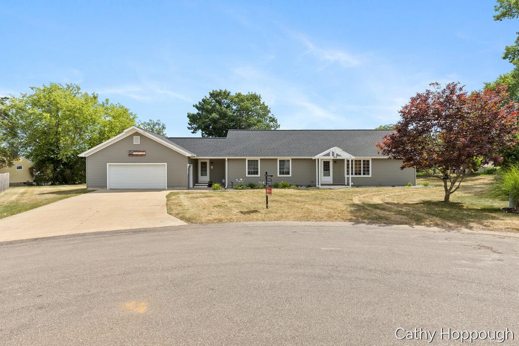 918 Emerald Circle, Lake Odessa village