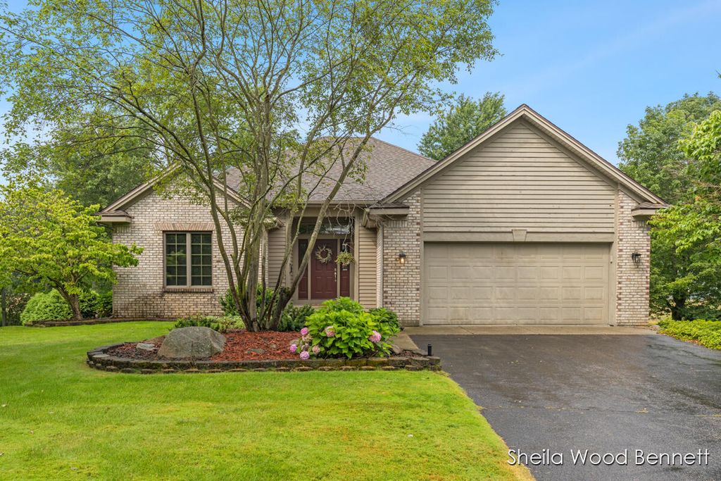 7023 Camelback Drive Ne, Cannon township