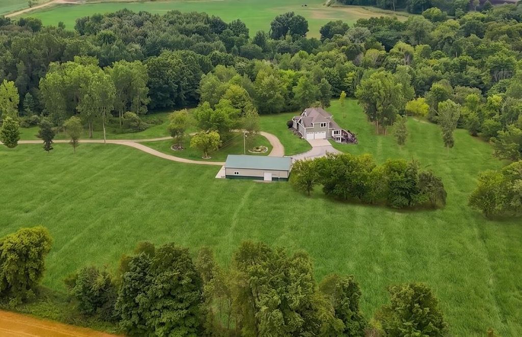 7115 Clinton Trail, Campbell township