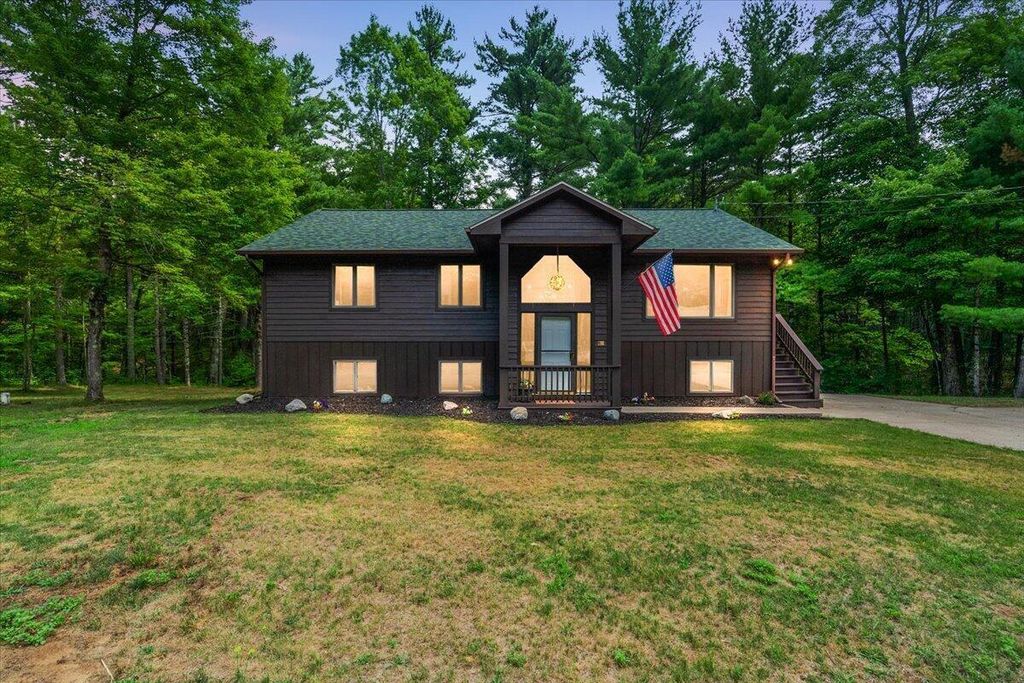 3729 S Walnut Avenue, Everett township