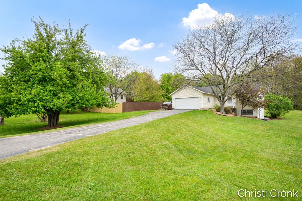 8414 Windstone Drive Ne, Algoma township