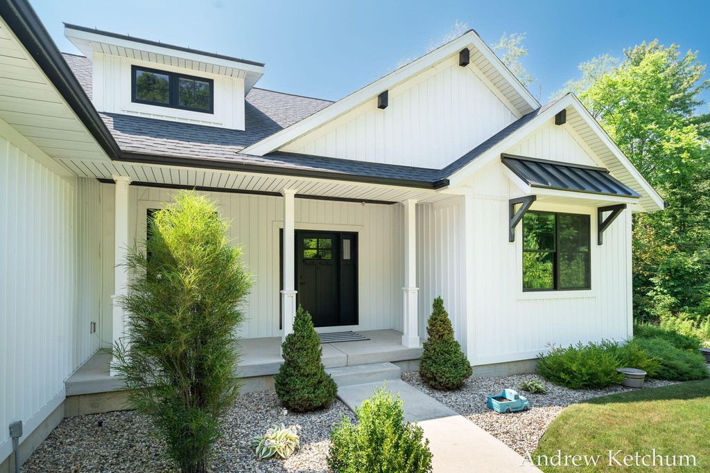 4664 6th Street, Leighton township