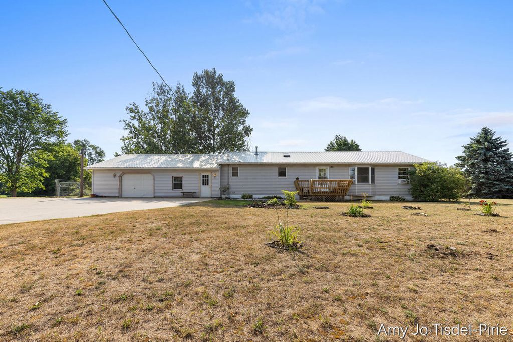 6643 S Wood Road, Bushnell township
