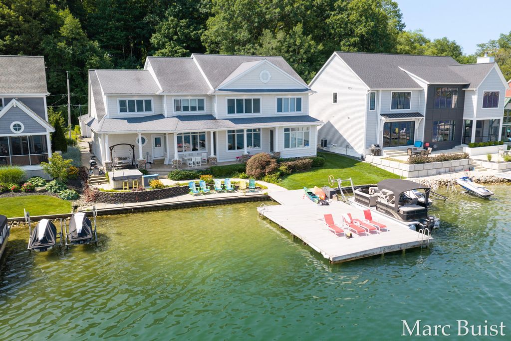 421 N Lake Drive, Leighton township