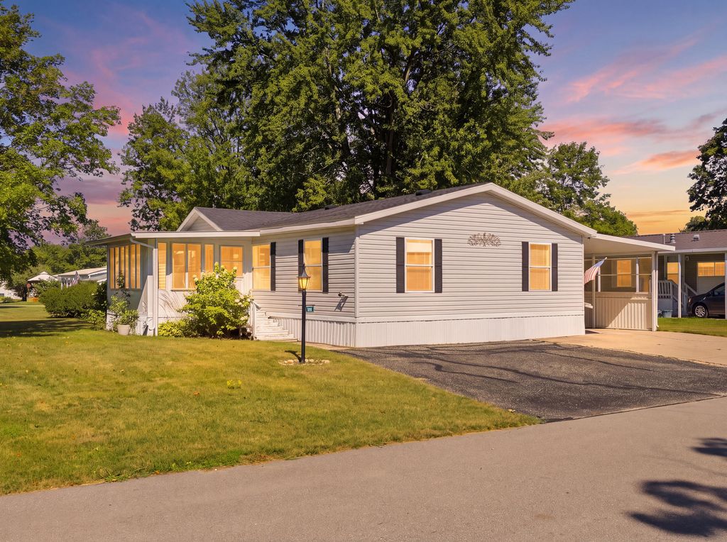 65 Hemlock Avenue Ne, Solon township
