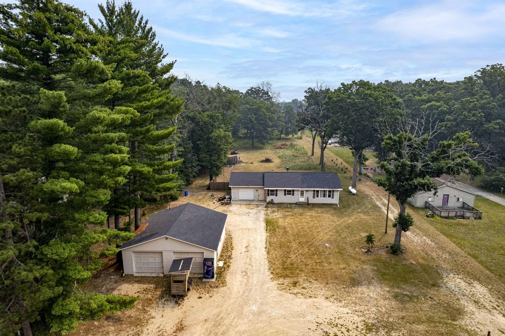 11572 N Bingham Avenue, Lilley township