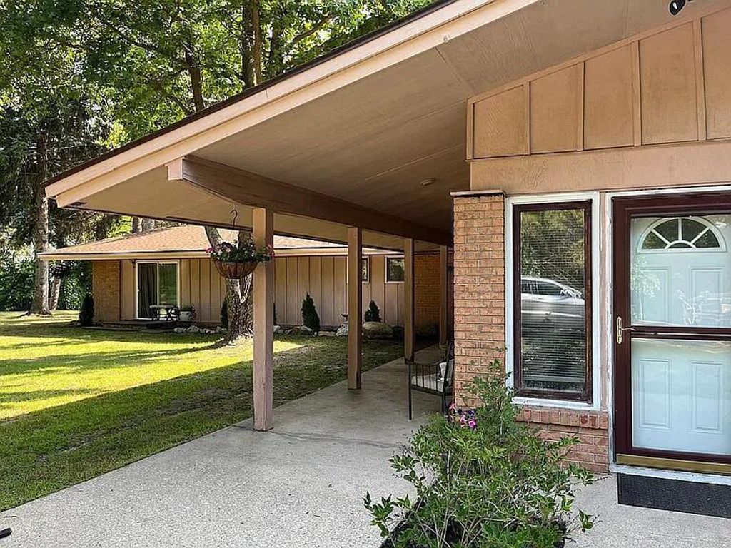 3283 W Kinney Road, Riverton township
