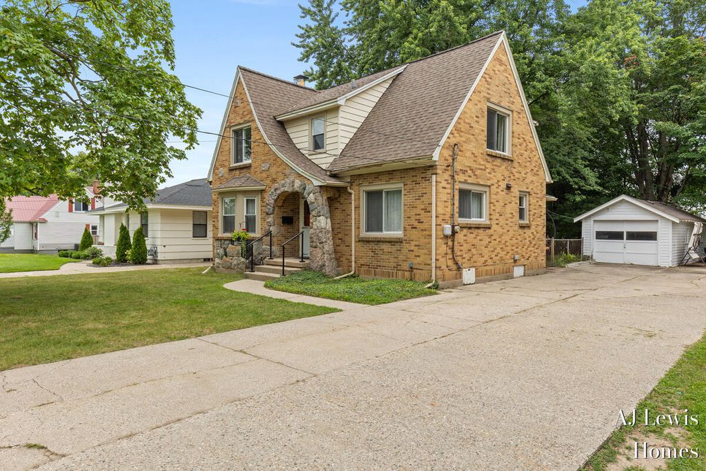 653 3 Mile Road Ne, Grand Rapids