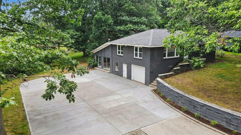 16597 152nd Avenue, Spring Lake township