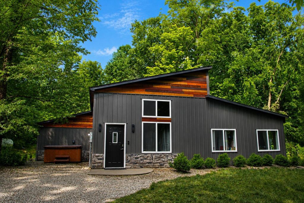 4142 Sayles Road, Easton township