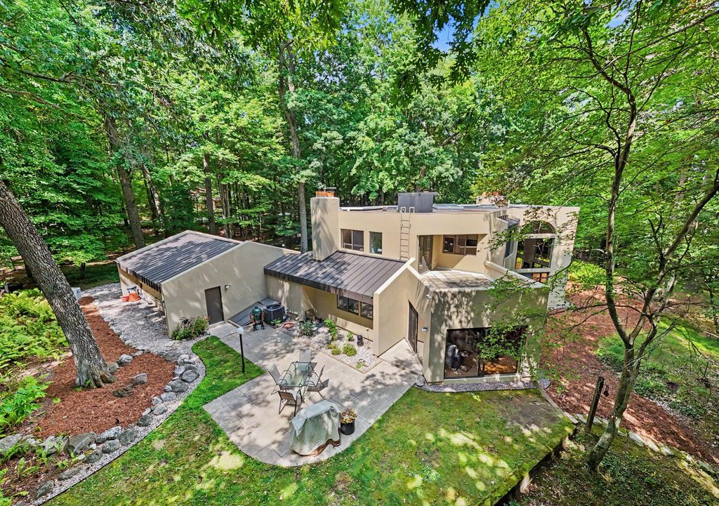10109 Hathaway Drive, Eureka township
