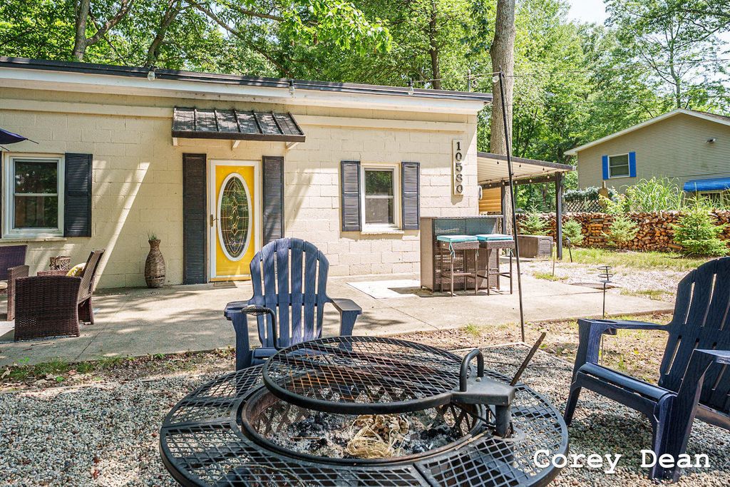 10580 Round Lake Drive, Morton township