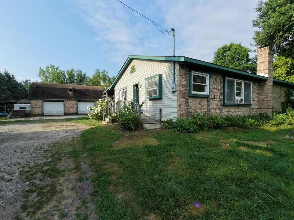 1215 Dale Road, Tobacco township