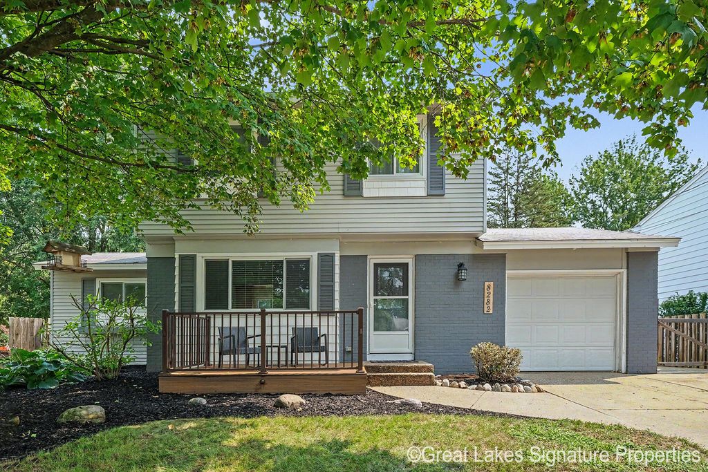8282 Courtland Drive Ne, Cannon township