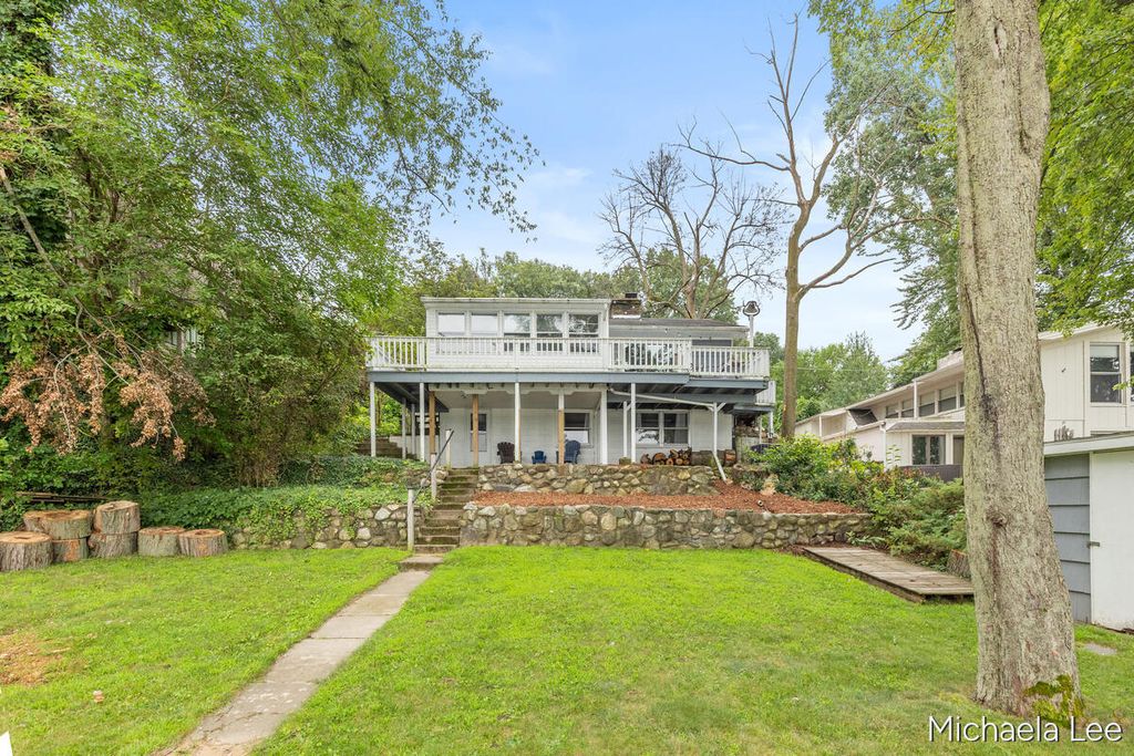 46514 Meadow Lane, Lawrence township
