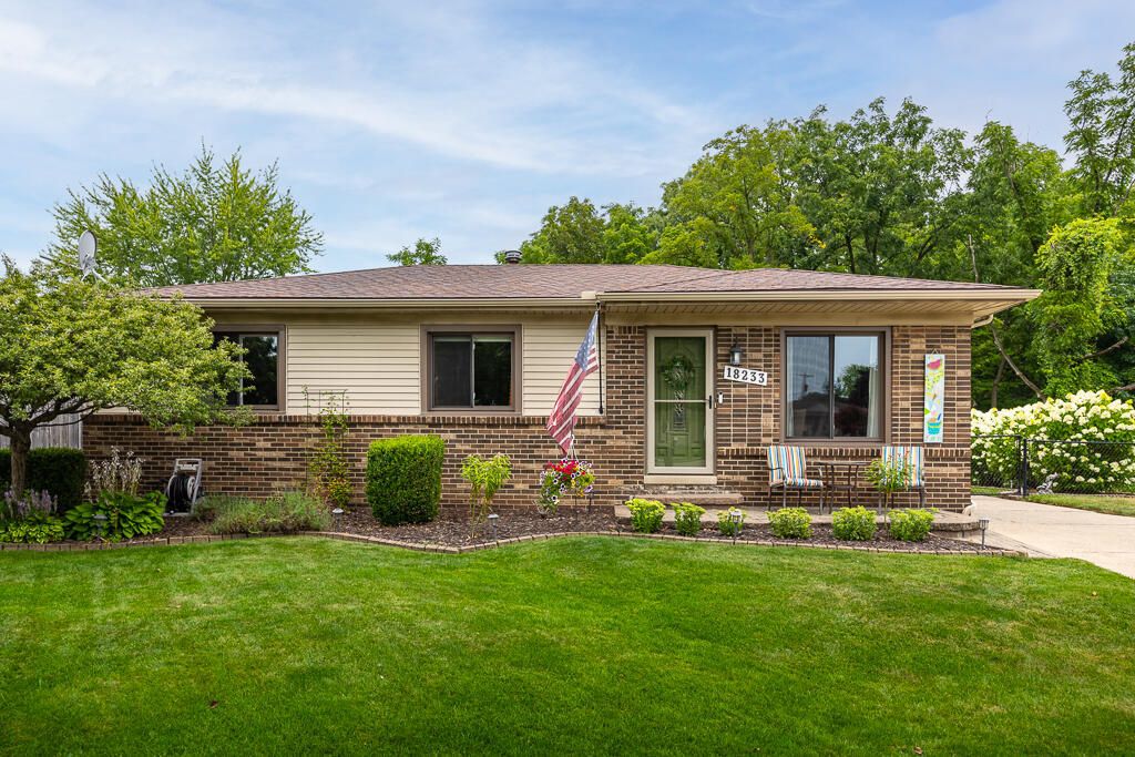 18233 Matthew Drive, Clinton charter township