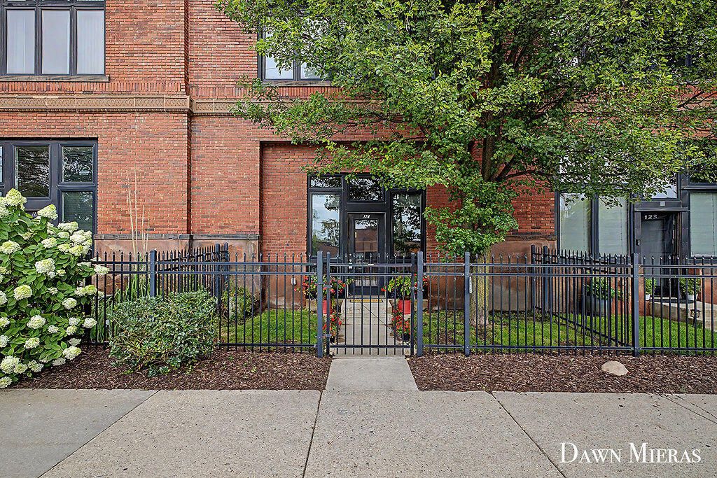 600 Broadway Avenue Nw Unit: 124, Grand Rapids