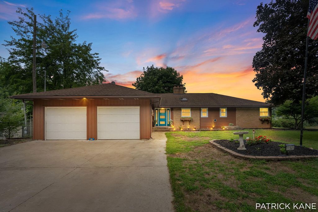 11501 S West County Line Road, Oakfield township