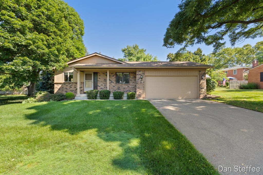 2121 Dewberry Drive Ne, Grand Rapids