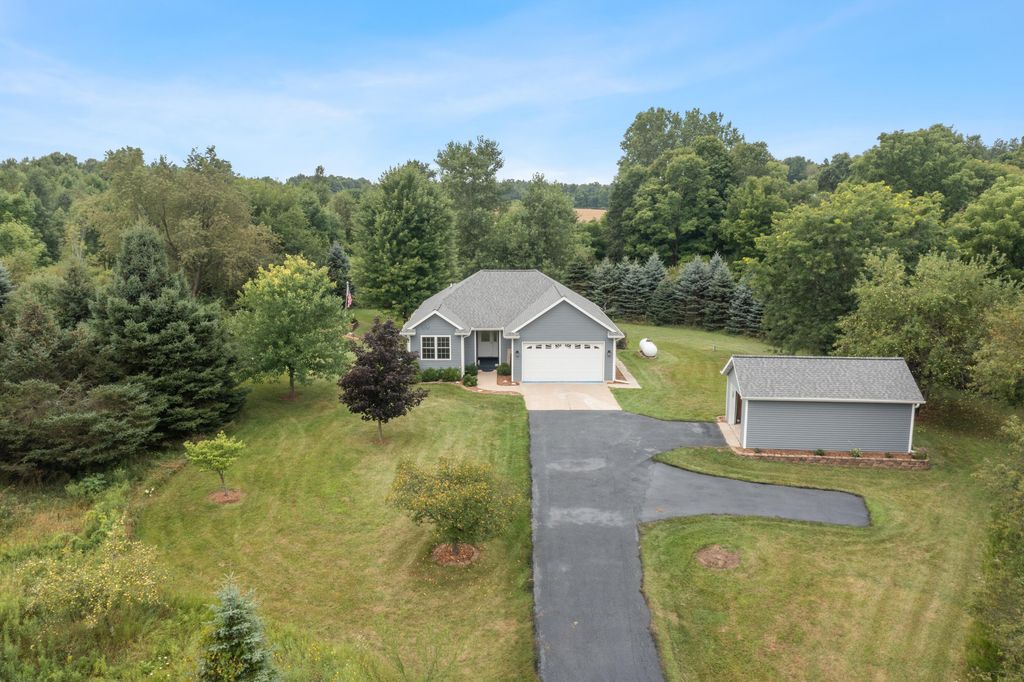 1746 Rowden Drive, Carlton township