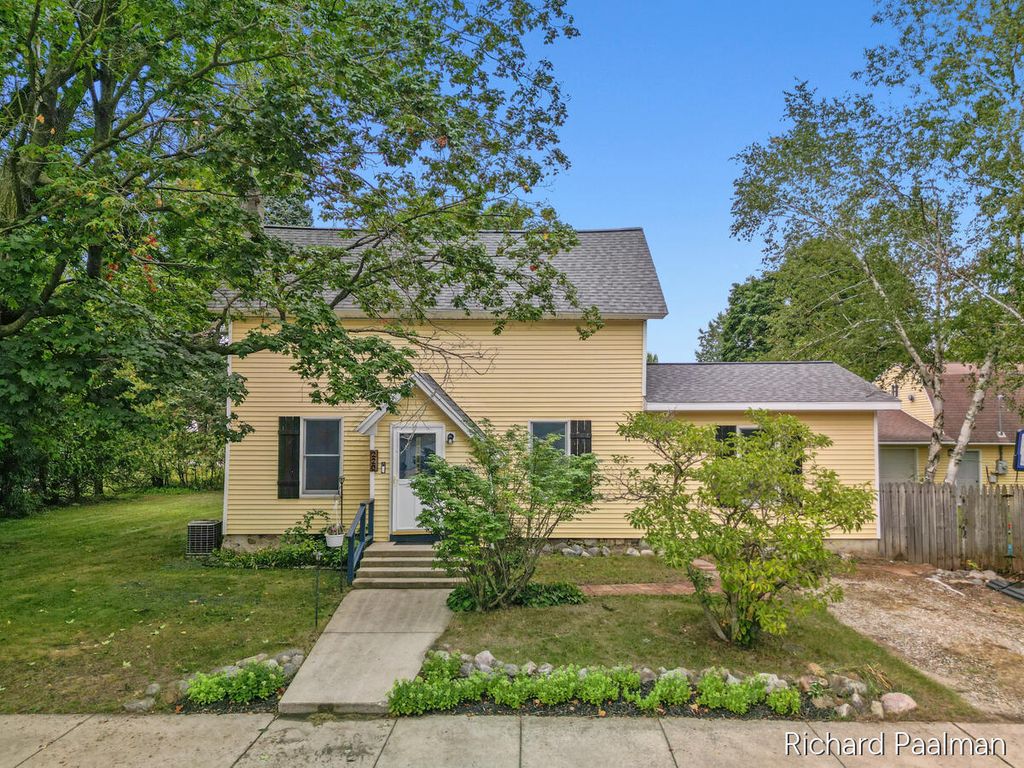 220 W Pere Marquette Street, Big Rapids city