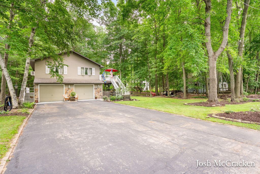 11339 Alpine Road, Morton township