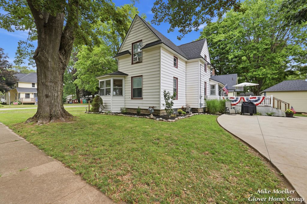 432 N Maple Street, Hopkins village