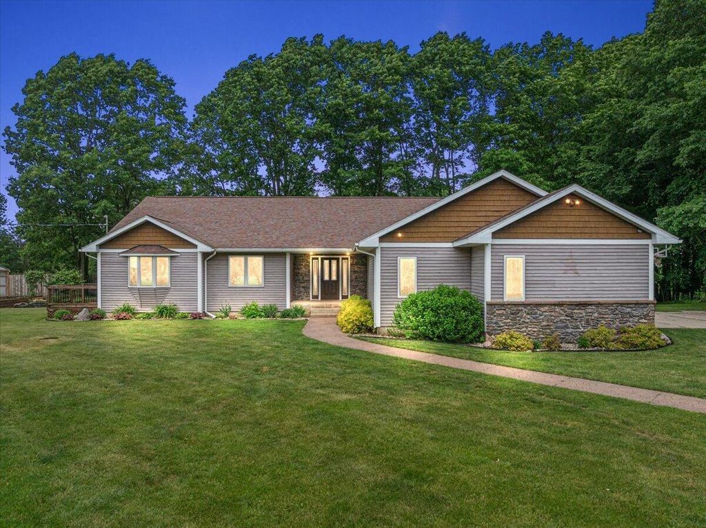 805 W Moore Road, Ashland township