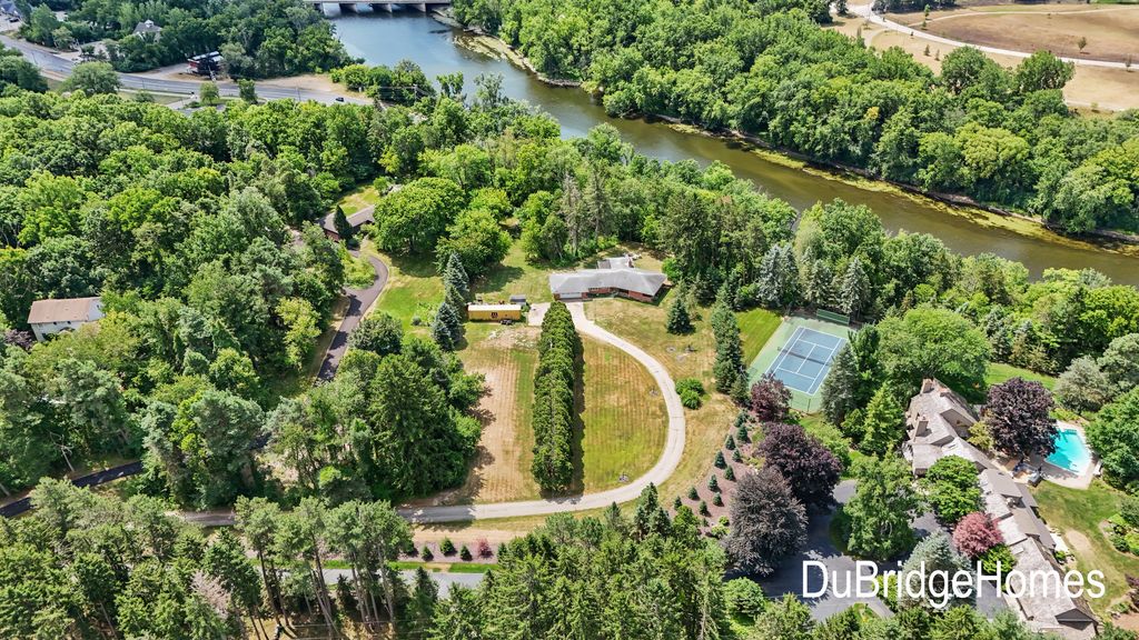 311 Honey Creek Avenue Se, Ada township