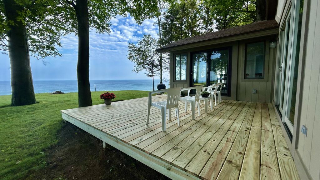 1196 Cherry Drive, Casco township